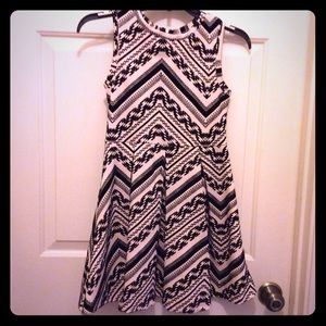 GR girls M cute black beige textured chevron dress